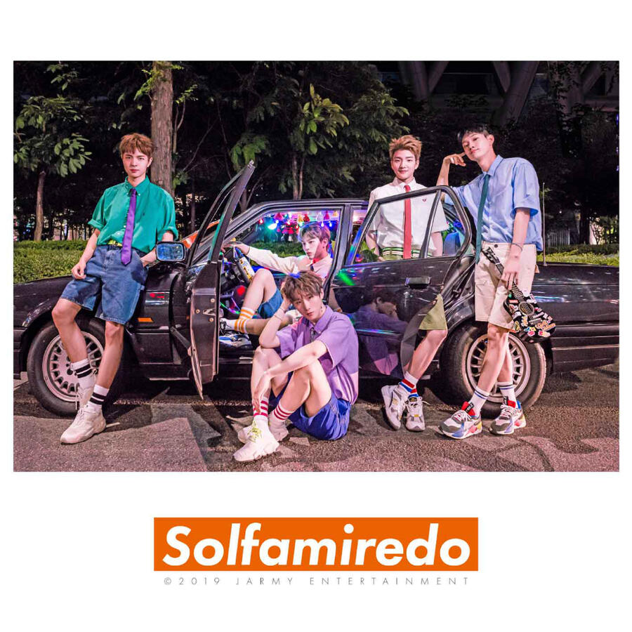 Portada de SOLFAMIREDO Single Digital de W24, con los miembros Aaron, Jonggil, Howon, Yunsoo y el exmiembro Jiwon.